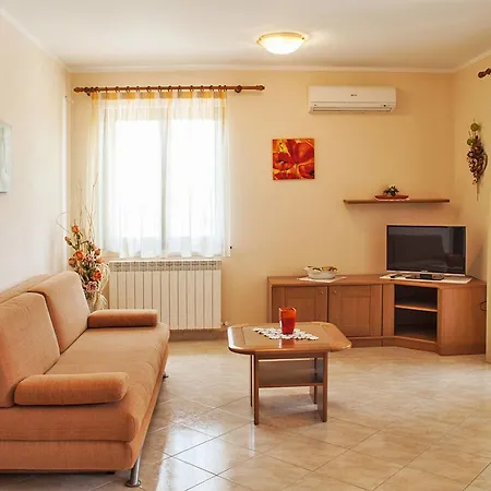 Haus Lori 152s Апартаменты Ровинь